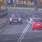 Łabędź spadł na drogę i został przejechany przez samochód. Zdjęcie z nagrania...