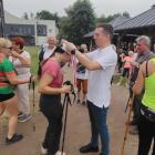 Medale zawodnikom i zawodniczkom wręczał między innymi wiceburmistrz Osjakowa Wojciech...