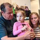 Na zdjęciu Lena Wrzosek z Wielunia z rodzicami Anną i Romanem. 5-latka potrzebuje...