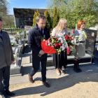 Zdjęcie pokazuje złożenie kwiatów przy pomniku Powstańców / fot.: Adam Adrjanek