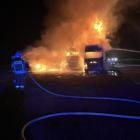 Na zdjęciach pożar czterech samochodów ciężarowych w Łubnicach / fot.: OSP Łubnice