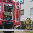 Pożar w domu w Skrzynnie. Zdjęcia przedstawiają akcję strażaków i policji / fot.:...