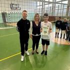 Na zdjęciu zwycięzca rywalizacji wśród chłopców, mistrz szkoły Dominik Mirowski wraz z...