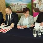 Na zdjęciu Powiat Wieluński podpisuje umowę z wykonawcą na termomodernizację budynku II...