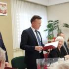 Zdjęcie z oficjalnego oddania do użytku dwóch dróg po modernizacji w gminie Biała /...