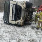 Zdjęcie z miejsca kolizji w Trębaczewie na drodze do cementowni. Ciężarówka przewróciła...