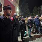 Na zdjęciu strażacy i goście witają nowy ciężki samochód ratowniczo-gaśniczy w OSP...