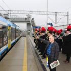 Zdjęcie z inauguracyjnego przejazdu pociągu pasażerskiego ze Śląska do stacji Chorzew...