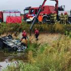 Tragedia w Drobnicach, samochód w stawie. Znaleziono ciała dwóch mężczyzn / fot.: KPP...