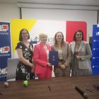 Zdjęcie pokazuje podpisanie umowy w ramach programu „Łódzkie dla zwierząt- razem...