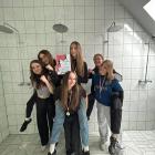 zdjęcie pokazuje uczennice zs1 które wygrały biegi przełajowe fot.: Szkolny Klub...