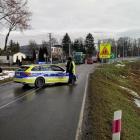Zdjęcie z m. Kwasków (gm. Warta, pow. sieradzki). Ciężarówka z naczepą wpadła do rowu /...