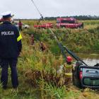 Tragedia w Drobnicach, samochód w stawie. Znaleziono ciała dwóch mężczyzn / fot.: KPP...