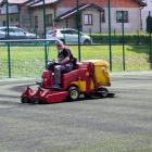 Na zdjęciu prace konserwacyjne i modernizacyjne na orliku w Siemkowicach / fot.:...