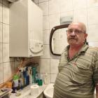 Na zdjęciu mieszkaniec ul. Śląskiej w Wieluniu nie zgadza się płacić za ciepłą wodę, z...