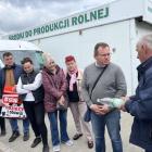 Zdjęcie pokazuje konferencje na targowisku, zwołaną przez Pawła Rychlika. / fot.: Adam...