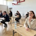 Zdjęcie pokazuje uczniów oczekujących na egzamin maturalny w Zespole Szkół nr 3 im....
