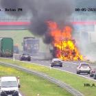 Zdjęcie pokazuje pożar naczepy na drodze A1. / fot.: GDDKiA