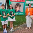 Zdjęcia z kwesty wolontariuszy ze Szkoły Podstawowej w Działoszynie na rzecz leczenia...