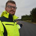 Kierownik robót Dawid Kałmuk z dumą prezentuje nową nawierzchnię drogi w Lipiu 