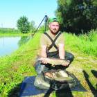 Jakub Szczepaniak z największą złowioną rybą, amur 56 cm