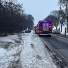 Zdjęcie z wypadku na DK71 pod Strykowem. BMW dachowało / fot.: KP PSP Zgierz