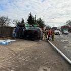 Na zdjęciu kolizja w Sieradzu. Porsche uderza w słup i przystanek / fot.: KPP w Sieradzu