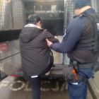 Zdjęcie z zatrzymania poszukiwanej 58-latki przez policjantów w Wołczynie / fot.: KPP w...