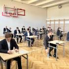 Zdjęcie pokazuje uczniów oczekujących na egzamin maturalny w Zespole Szkół nr 3 im....