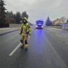 Zdjęcie z akcji usuwania przez strażaków oleistej plamy z drogi wojewódzkiej w...