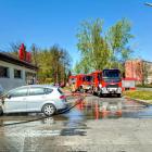 Na zdjęciu akcja ratowniczo-gaśnicza strażaków. Pożar auta przed marketem Dino w...