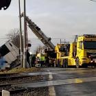 Zdjęcie z m. Kwasków (gm. Warta, pow. sieradzki). Ciężarówka z naczepą wpadła do rowu /...