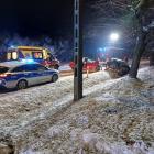 Zdjęcie z wypadku w Brzezinach, gdzie trzy osoby trafiły do szpitala, w tym 6-letnie...