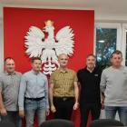 Na zdjęciu zarząd GLKS Strzelce Wielkie wraz z wójtem gminy. Od lewej, Patryk...