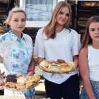- Mężczyźni walczą, a tu żony i kochanki pomagają – śmieje się Aneta Nowacka z Kamionki...