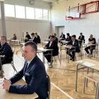 Zdjęcie pokazuje uczniów oczekujących na egzamin maturalny w Zespole Szkół nr 3 im....