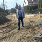 Zdjęcie z placu budowy ulicy Słonecznej w Konopnicy. O inwestycji opowiada wójt Jacek...