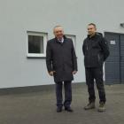 Na zdjęciu wójt gminy Konopnica prezentuje Stację Uzdatniania Wody w Rychłocicach po...
