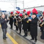 Zdjęcie z inauguracyjnego przejazdu pociągu pasażerskiego ze Śląska do stacji Chorzew...
