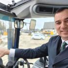 Na zdjęciu wójt gminy Siemkowice Kamil Ceglarek prezentuje nowy gminny ciągnik New...