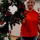 Uczestnicy warsztatów tworzenia wianków bożonarodzeniowych /fot:. Facebook Miejsko -...