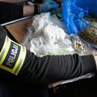 Zdjęcie z akcji policji w Łowiczu wymierzonej w narkobiznes. Zatrzymanie podejrzanego o...