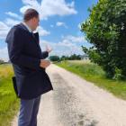 Na zdjęciu wójt gminy Siemkowice Kamil Ceglarek na drodze w m. Łukomierz, gdzie jeszcze...