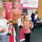 Puchary wręczał Tomasz Dawidziak, prezes Fundacji na Rzecz Rozwoju Powiatu Wieluńskiego