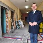 Na zdjęciu wójt gminy Siemkowice Kamil Ceglarek nadzoruje osobiście postępy prac...