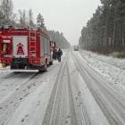 Zdjęcie z miejsca kolizji w Trębaczewie na drodze do cementowni. Ciężarówka przewróciła...