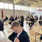 Zdjęcie pokazuje uczniów oczekujących na egzamin maturalny w Zespole Szkół nr 3 im....