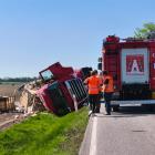 Na zdjęciu wypadek ciężarówki wiozącej kurczaki w m. Popowice pod Wieluniem / fot.:...