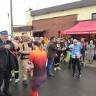 Uczestników biegu nagradzał między innymi burmistrz Wielunia - Paweł Okrasa. fot....