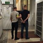 Na zdjęciu wieluńscy policjanci zatrzymują dwóch paserów handlujących sprzętem...
